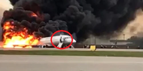 Avion in flacari la Moscova - pasageri evacuati