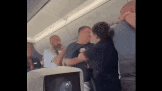 Scandal la bordul unui avion British Airways. Un pasager a fost scos cu cătușe înainte de decolare