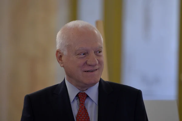 Valeriu Stoica: Aventurismul legislativ în domeniul bancar pune în pericol aplicarea Constituției