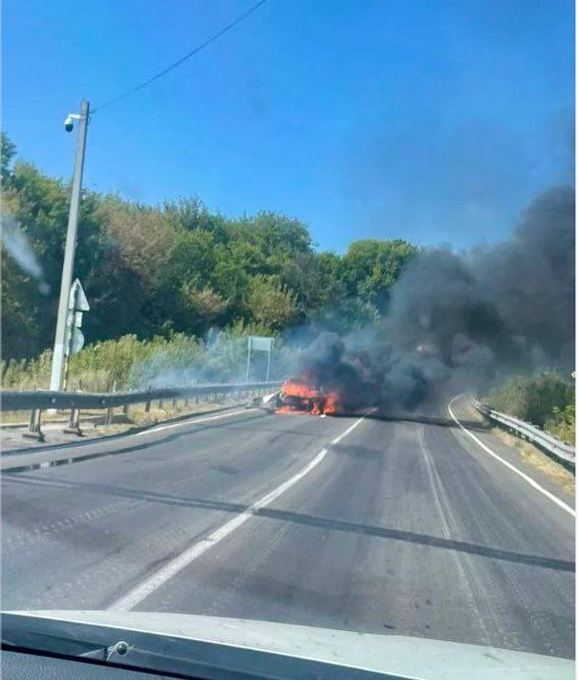 Vehicul în flăcări pe podul FOTO X/Noelreports
