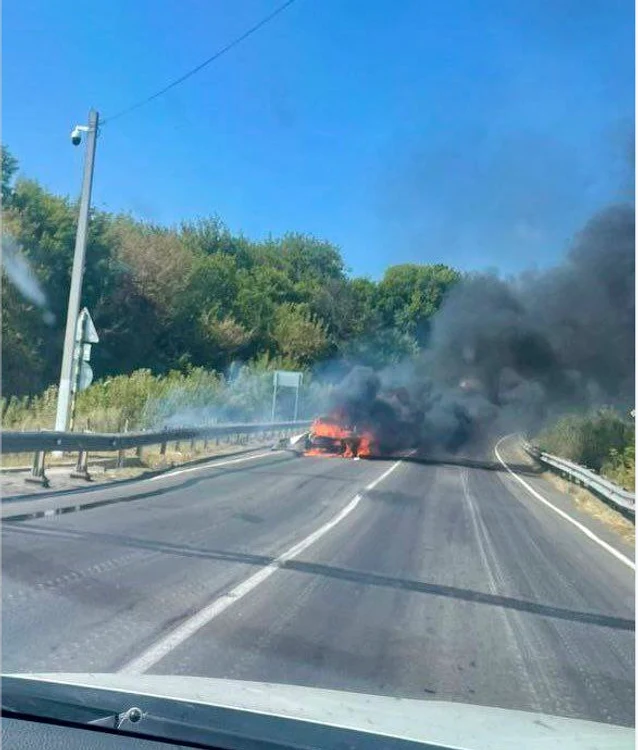 Vehicul în flăcări pe podul FOTO X/Noelreports