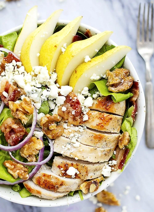 salata cu piept de pui, bacon si pere jpeg