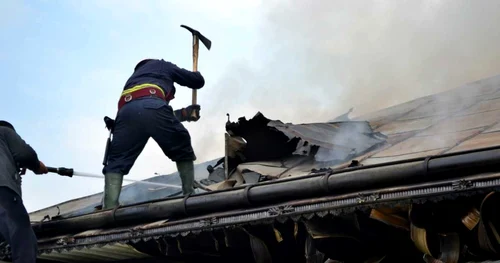 Incendiu la o gospodărie din Ipoteşti. FOTO