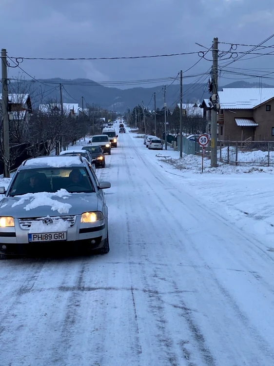 Şoferii din Prahova au circulat cu dificultate pe drumurile din comunele Băneşti şi Apostolache, din cauza zăpezii FOTO Amator