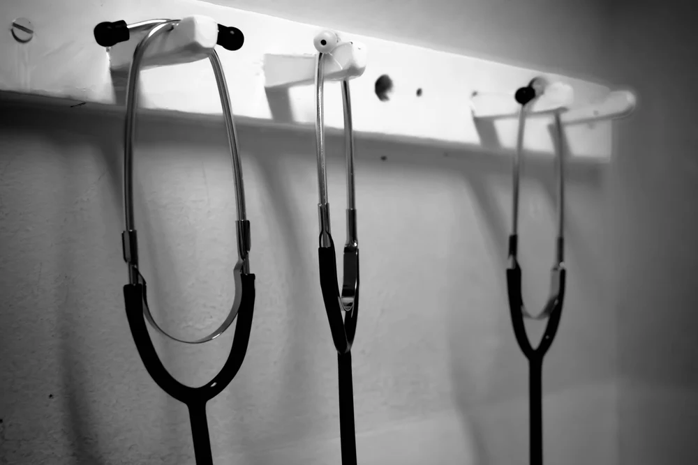 Rezident în România. Care sunt principalele probleme cu care se confruntă medicii la început de carieră