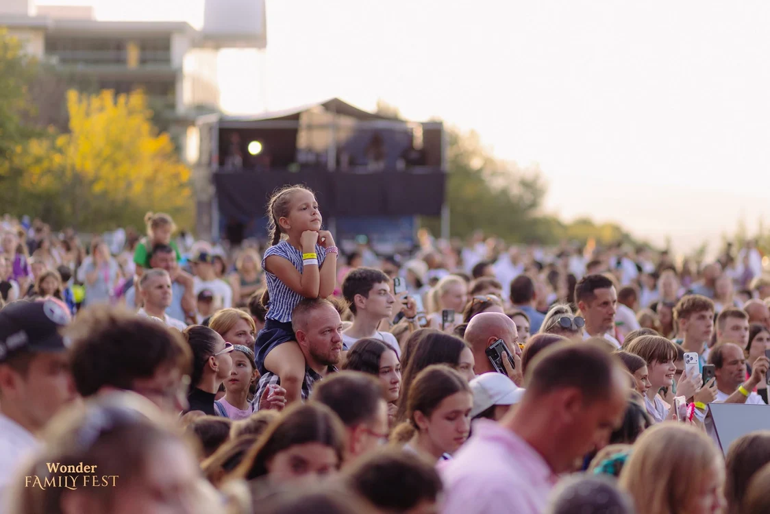 main stage crowd jpg