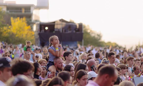 main stage crowd jpg