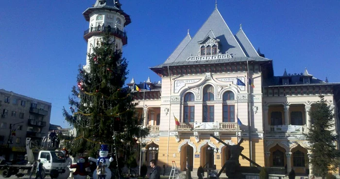 Bradul din faţa Primăriei Buzău a fost deja împodobit                                                  FOTO: Iulian Bunilă