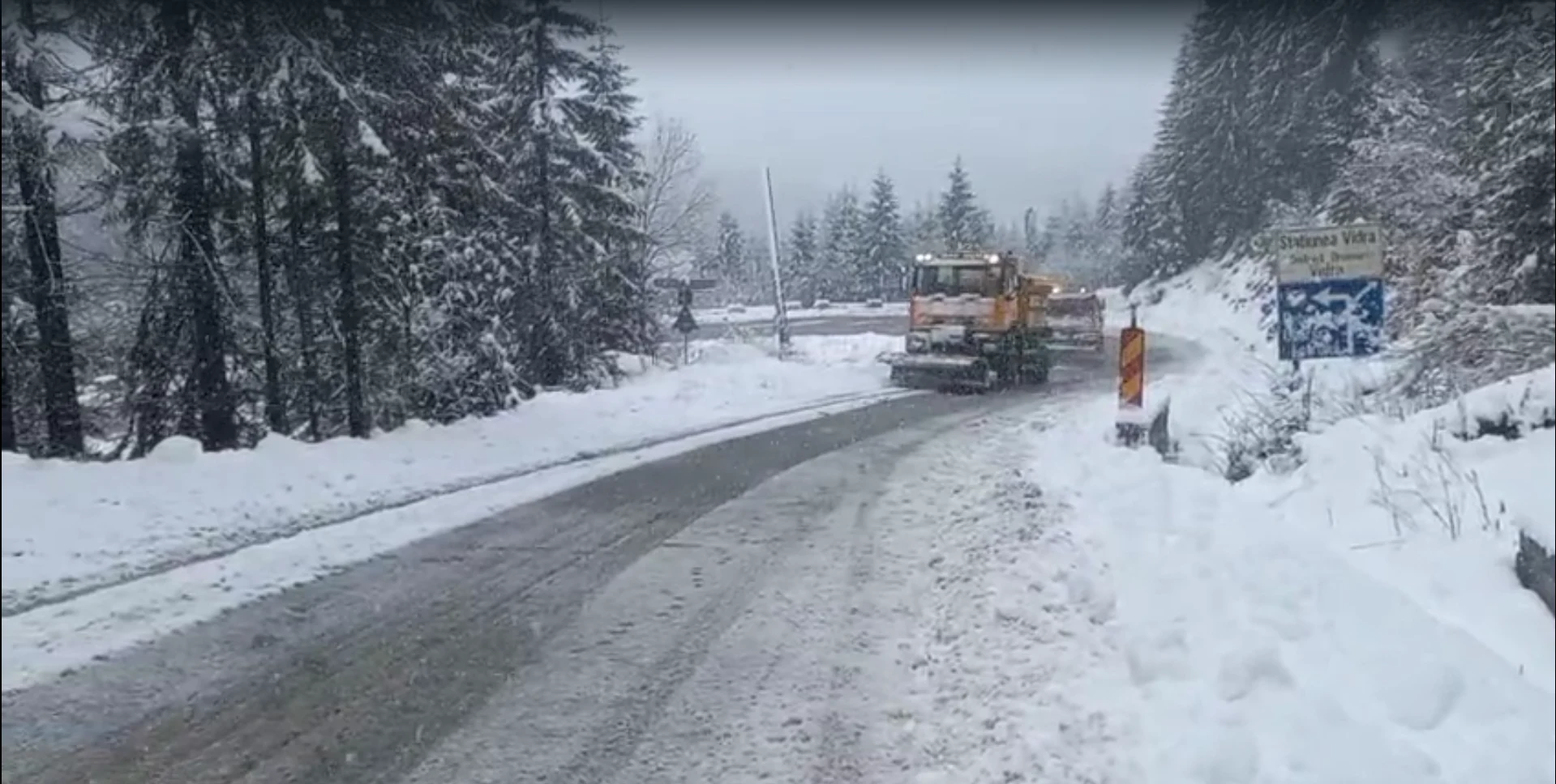 Iarna revine în România. Ninsori abundente la munte, cu până la 35 de cm strat de zăpadă. Sunt intervenții pentru curățarea carosabilului