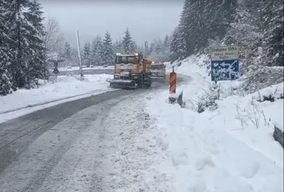 Ninsori abundente la munte, cu până la 35 de cm strat de zăpadă pe DN 7A FOTO: captură video FB
