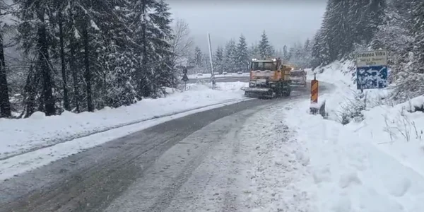 Ninsori abundente la munte, cu până la 35 de cm strat de zăpadă pe DN 7A FOTO: captură video FB