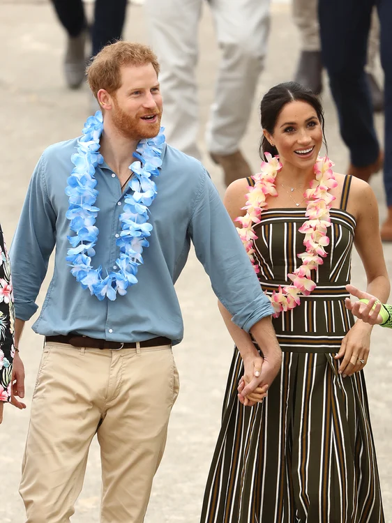 Prinţul Harry şi Meghan Markle se ţin de mână ca doi porumbei, în timpul vizitei oficiale din Australia