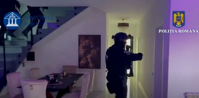Autoritățile au pus în aplicare 13 mandate de percheziție FOTO Captură video