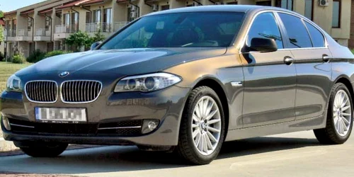 Numeroasele nervuri dau aspectul unui sedan sportiv, agresiv şi aerodinamic