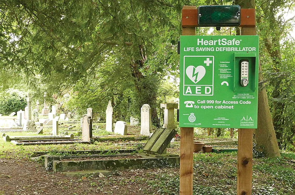
    În capătul aleii din cimitir a fost instalat defibrilatorul  