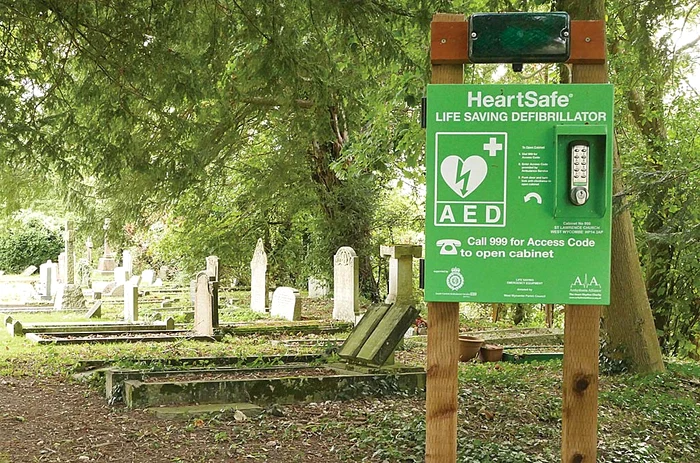 
    În capătul aleii din cimitir a fost instalat defibrilatorul  