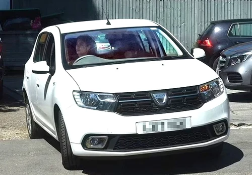 Emma Răducanu, la volanul mașinii sale, Dacia Sandero. Foto X