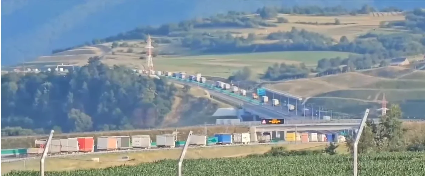 Coloana de maşini care aşteaptă deschiderea circulaţiei se întinde pe kilometri buni