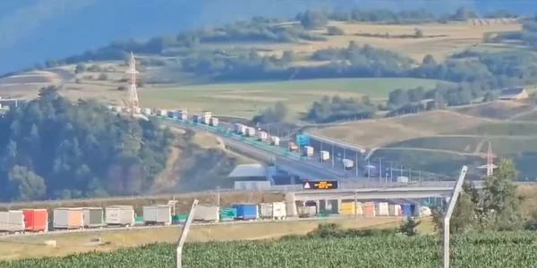 Coloana de mașini pe A1 Sibiu așteptând redeschiderea traficului noaptea pe Valea Oltului Captură video 
