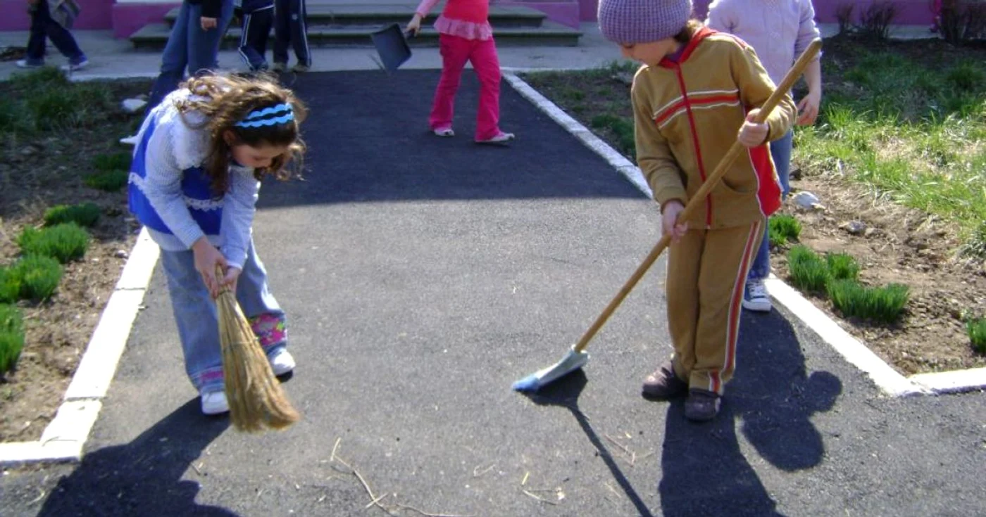 Elevii au strâns deşeuri şi au plantat flori, foto Arhivă