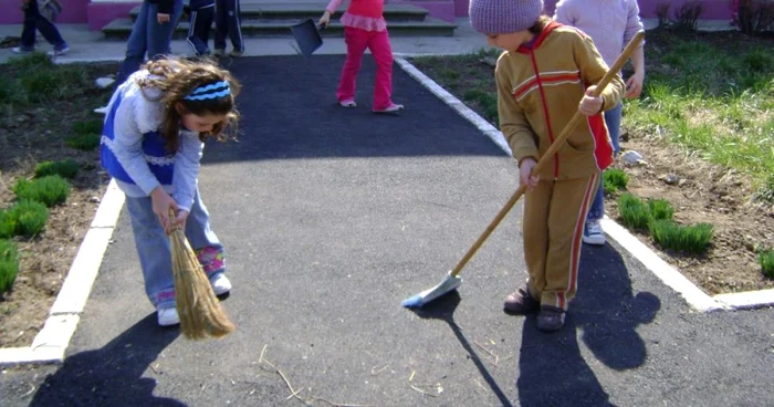 Elevii au strâns deşeuri şi au plantat flori, foto Arhivă