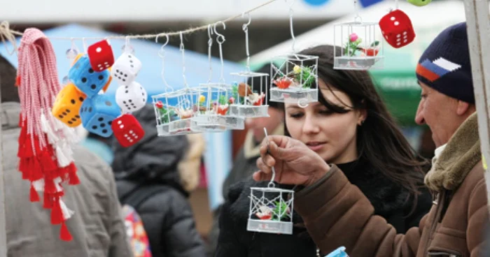 Comercianţii oferă diverse produse ca mărţişoare