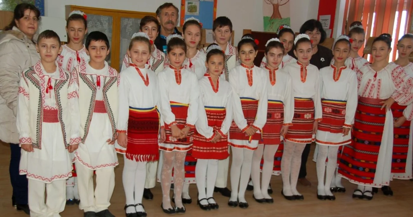 Membrii ansamblului „Grâuşorul”, elevii care duc mai departe tradiţia populară FOTO: Mădălin Sofronie