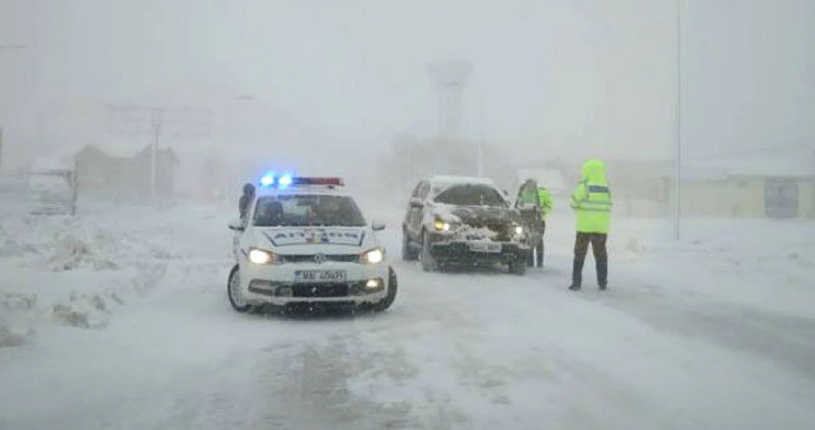 Care sunt autostrăzile și drumurile naționale închise din cauza viscolului. Autoritățile intervin cu peste 1.570 de utilaje