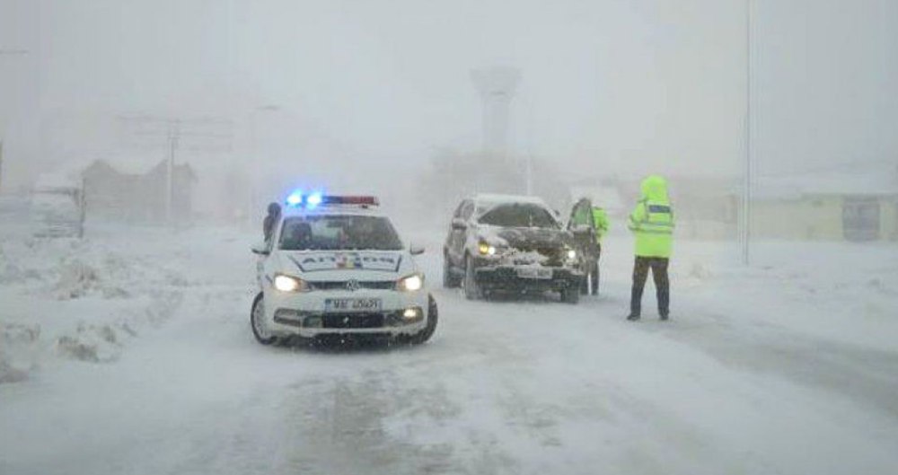 Care sunt autostrăzile și drumurile naționale închise din cauza viscolului. Autoritățile intervin cu peste 1.570 de utilaje