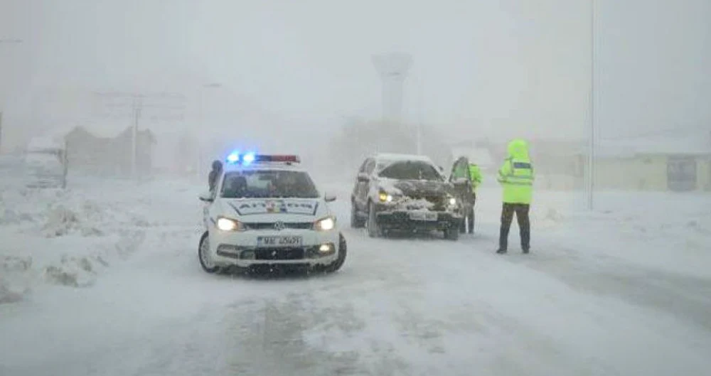 Care sunt autostrăzile și drumurile naționale închise din cauza viscolului. Autoritățile intervin cu peste 1.570 de utilaje