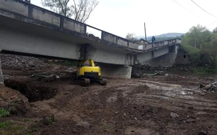 
    Așa arată acum podul de peste râul CrișFoto: Horia Nasra  