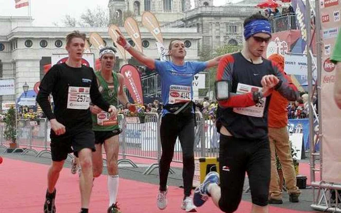 Remus Sime (tricou albastru) la maratonul din Viena. FOTO: alergpentruocauza.ro