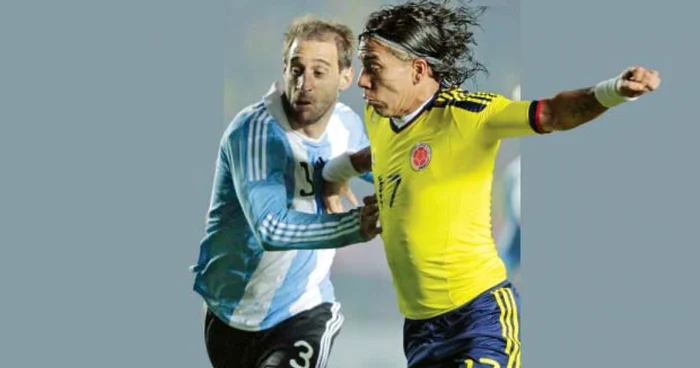 Dayro (dreapta) i-a „ajutat“ pe argentinieni să nu piardă