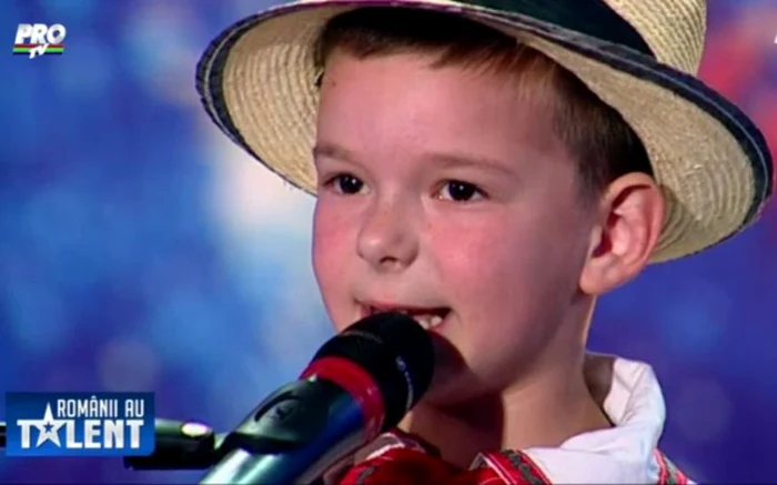 
    Băieţelul a recitat o poezie lungă  