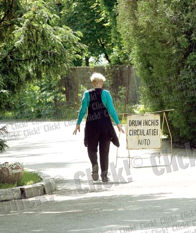 Cântăreaţa  face mişcare  în aer liber (Foto: Mihai Ionescu)