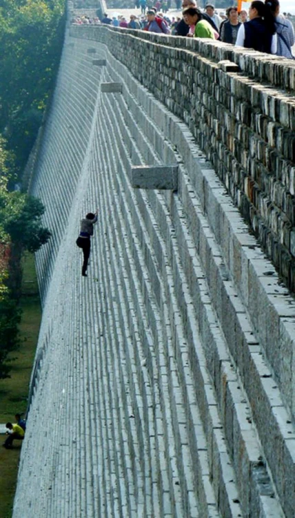 O femeie din China s-a căţărat pe zidul unui castel înalt de 20 de metri