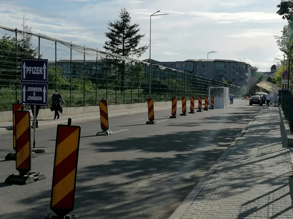 Nicio maşină în aşteptare la centrul drive-through din Slatina, sâmbătă, ora 18.00, în prima zi de relaxare a restricţiilor FOTO: Alina Mitran
