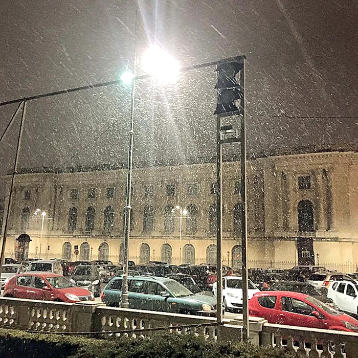 
    Sâmbătă seară. A nins cu fulgi mari în Bucureşti   