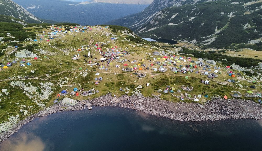 Concert de pian la 2.000 de metri, în Retezat. Evenimentul unicat a stârnit și controverse: „Pe marmote le-ați întrebat?”