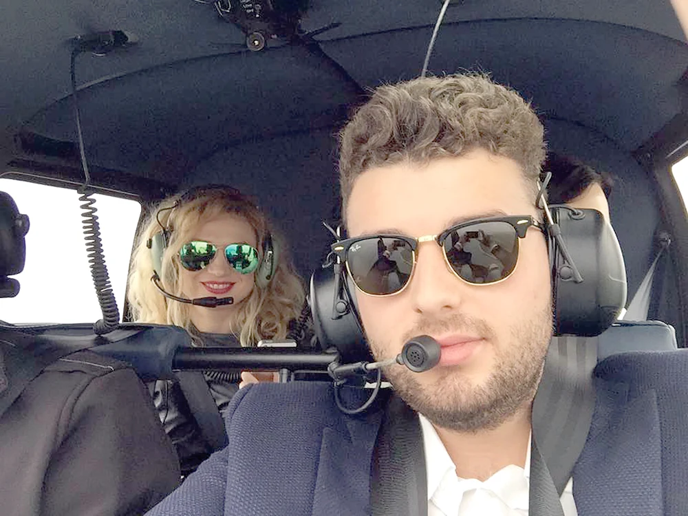 
     După un weekend de dezmăţ,  Victoraş şi Elena şi-au luat  zborul din staţiunea Mamaia  