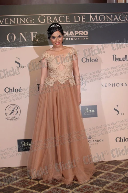 
    Doinniţa Oancea a venit cu iubitul la lansarea filmului 