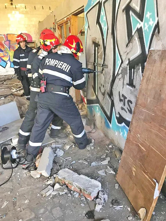 Pompierii au simulat  salvarea victimelor de  sub dărâmături
