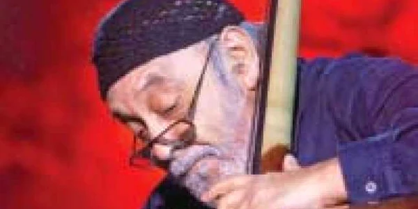 Pianul învelit în şaluri de lână