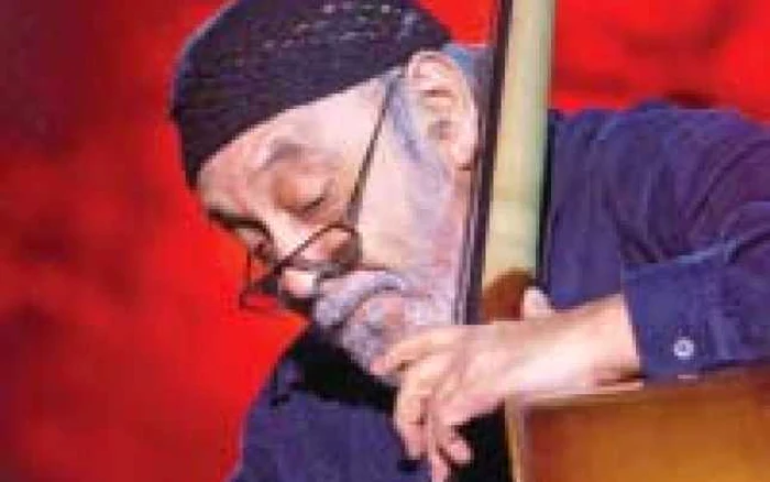 Pianul învelit în şaluri de lână