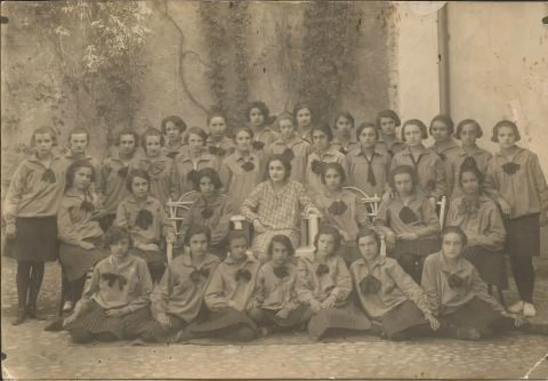 o clasa de absolventi in uniforme