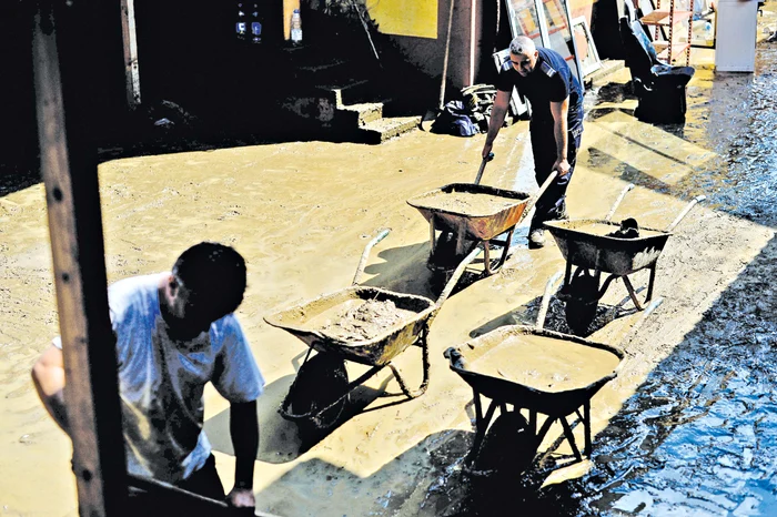La Novaci, în Gorj, localnicii se ceartă pe nisipCaptură: digi24.ro