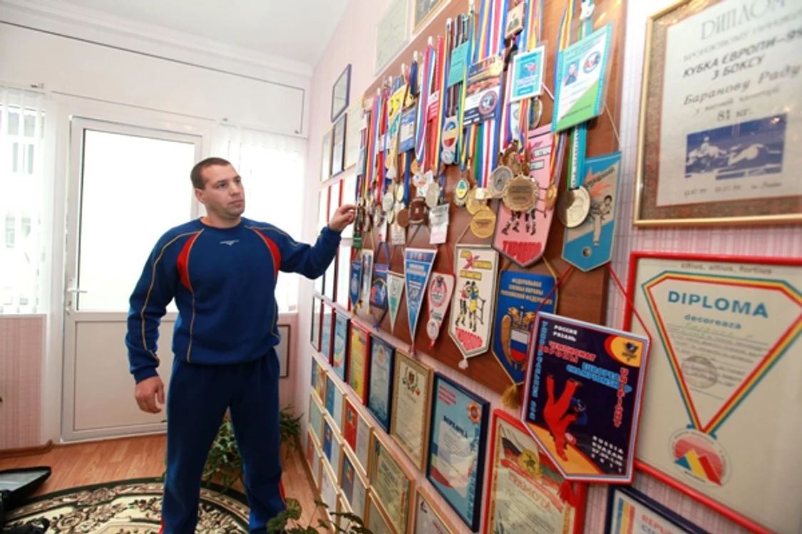 EDUARD BÂZGU În holul casei de la Costuleni, Radu Baranov și-a creat un mic muzeu al trofeelor obținute