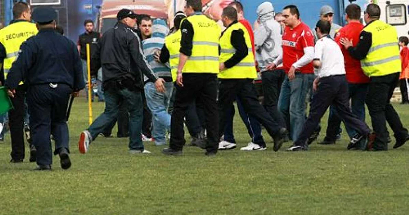 Fanii echipei ŢSKA Sofia au distrus stadionul din Mezdra