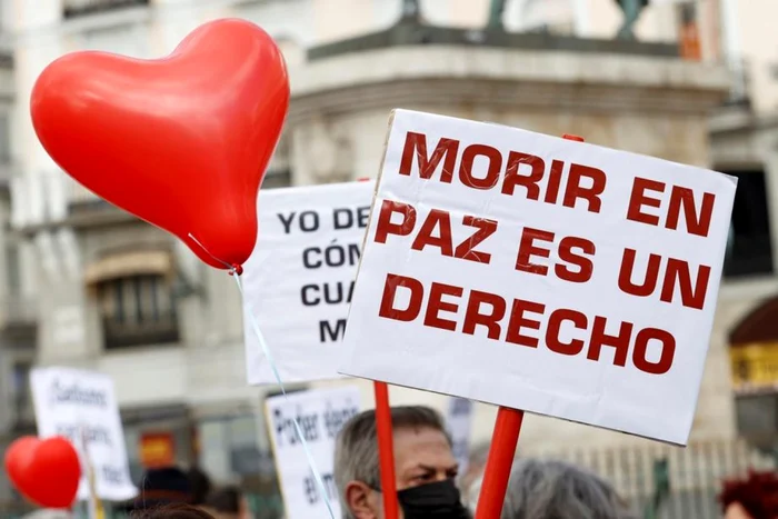 „A muri în pace este un drept“. Manifestanţi ai organizaţiei ”Dreptul de a muri cu demnitate“, în Madrid, pe 18 martie 2021  Foto EPA EFE