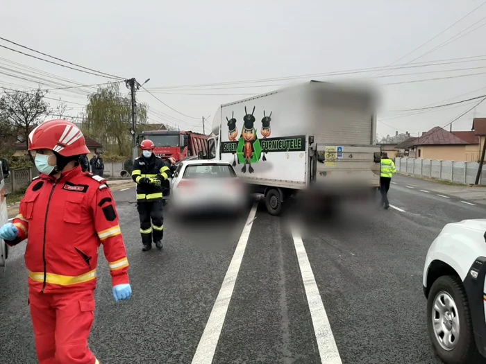 Accident pe DN 64 Râureni - Râmnicu Vâlcea cu Super Furnicuţele Foto Adevărul